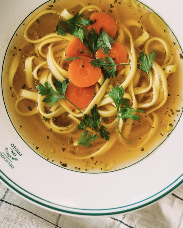 Rosół wegański – głęboki smak bez grama mięsa! 🍜🌿